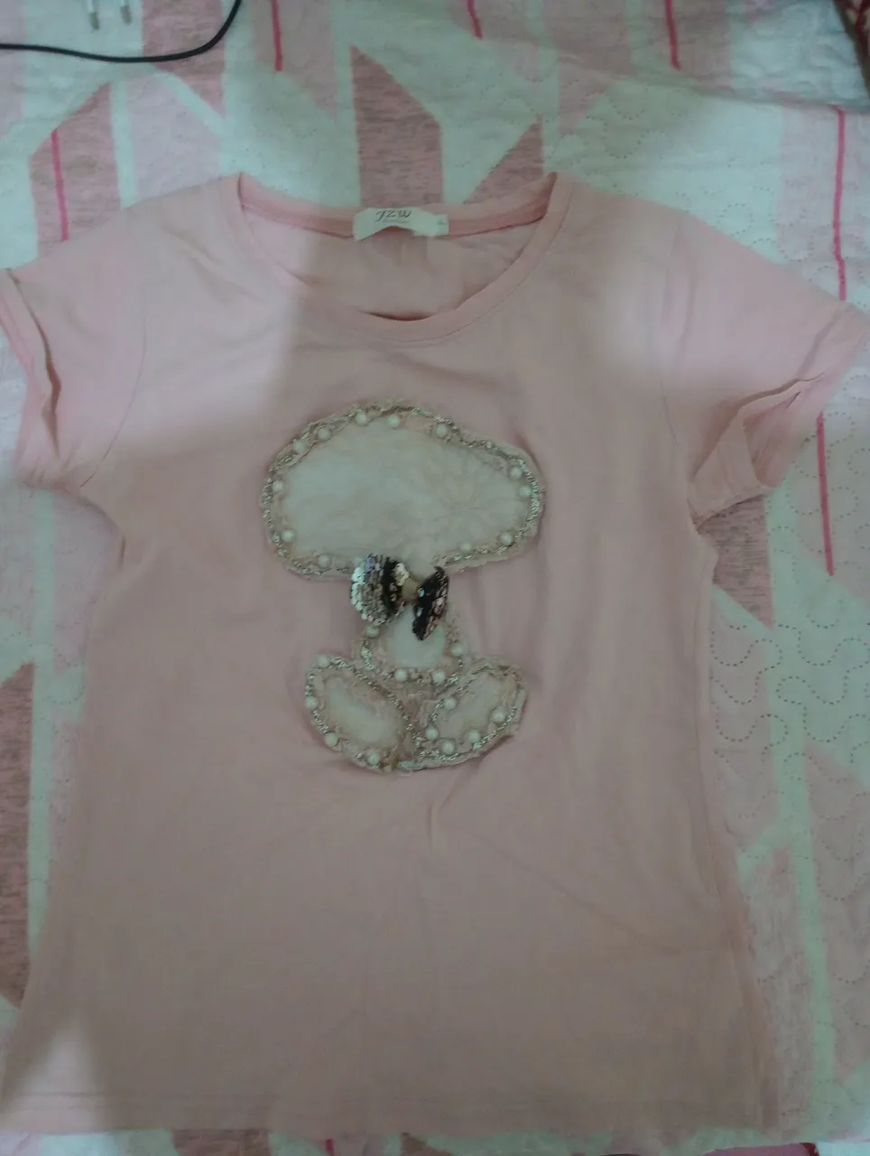 Camiseta rosa com detalhe bordado do Snoop