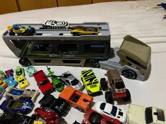 brinquedos grande carreta 6 rodas cegonha e 35 carrinhos e dinossauros - Foto 3