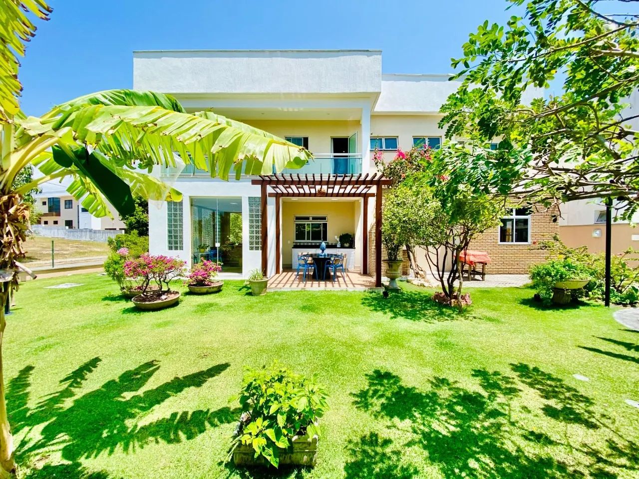Belíssima residência de esquina, disponível para vocês - Foto 3