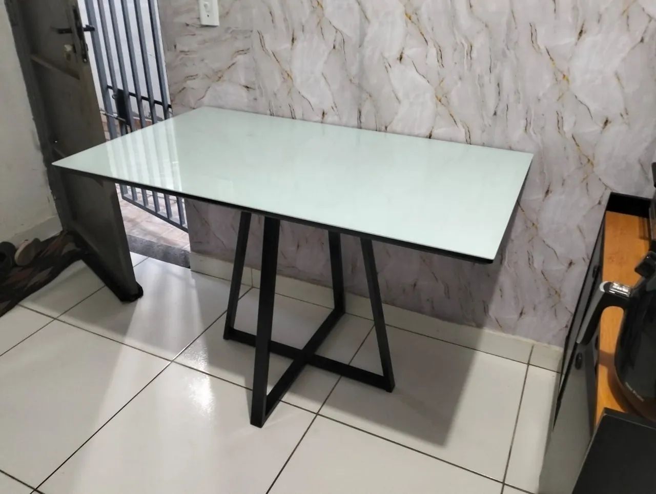 Mesa de jantar branca com base preta - Foto 2