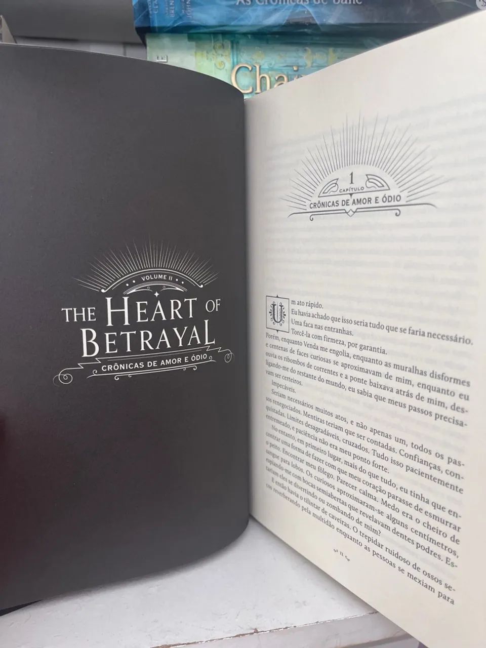 Livro The Heart of Betrayal - Capa Dura Mary E. Pearson - Foto 2