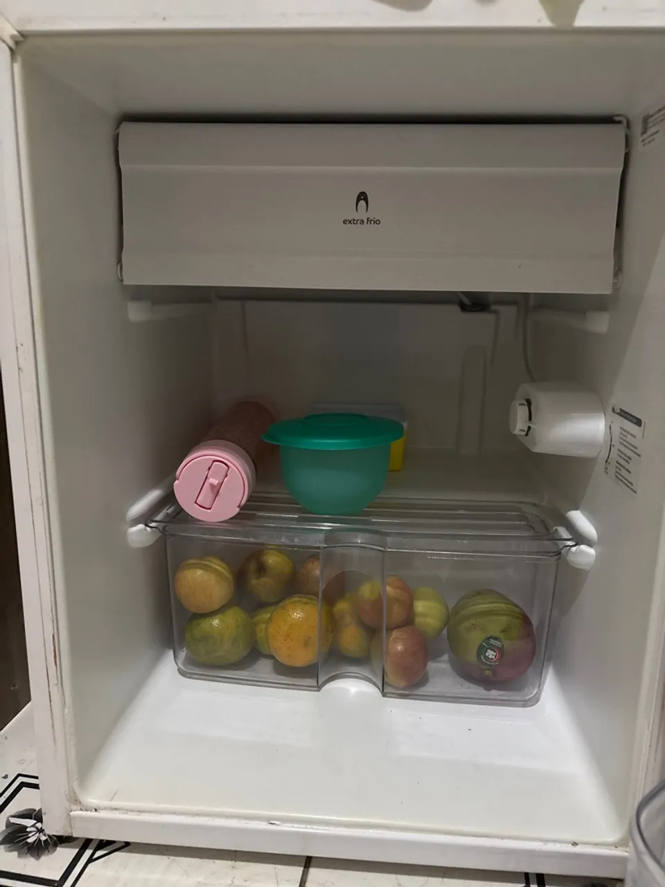 Geladeira compacta com compartimento extra frio