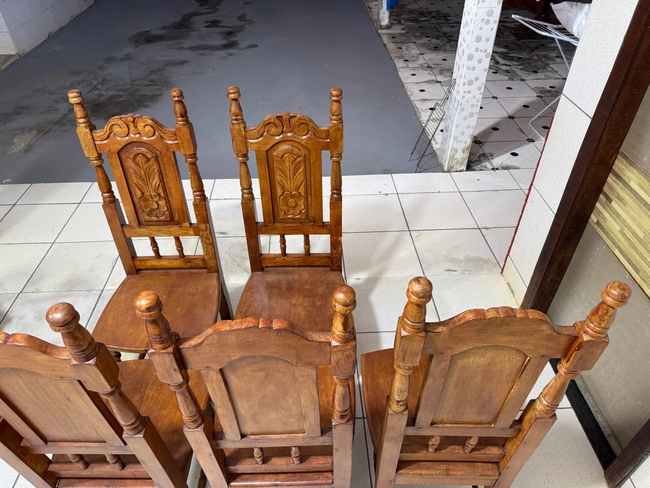 5 Cadeiras de Madeira Entalhada - Elegância e Charme