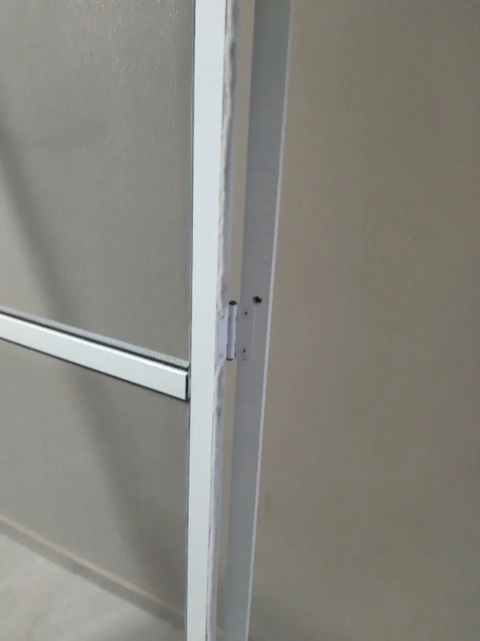 Mosqueteiro para porta de alumínio branca  - Foto 2