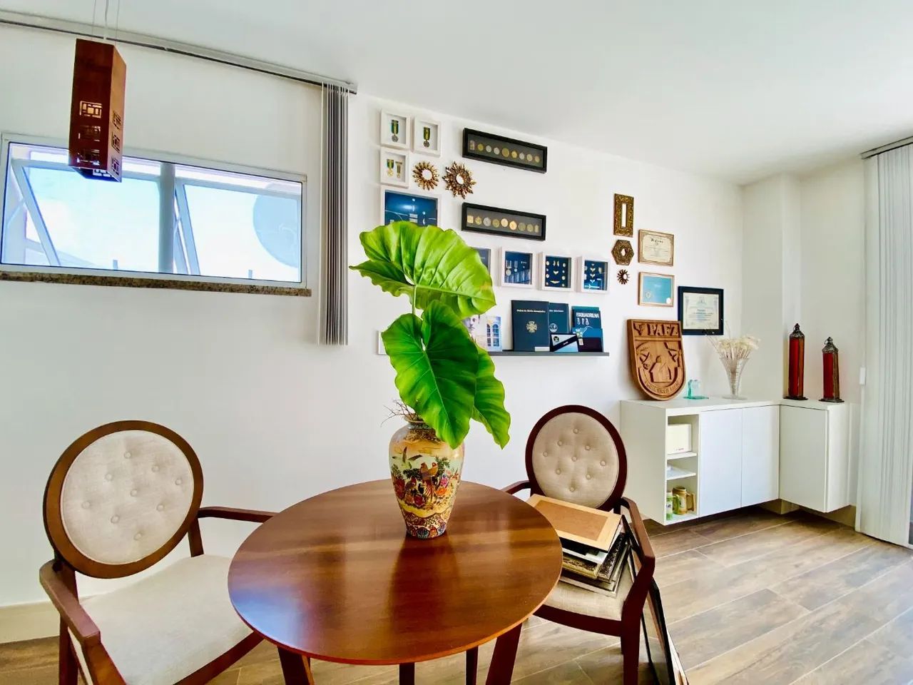 Belíssima residência de esquina, disponível para vocês - Foto 11