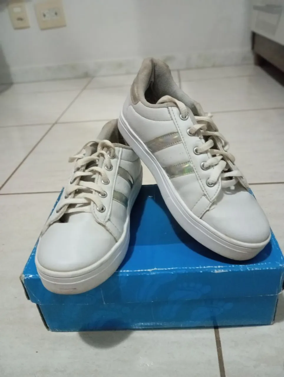 Tênis Branco com Detalhes