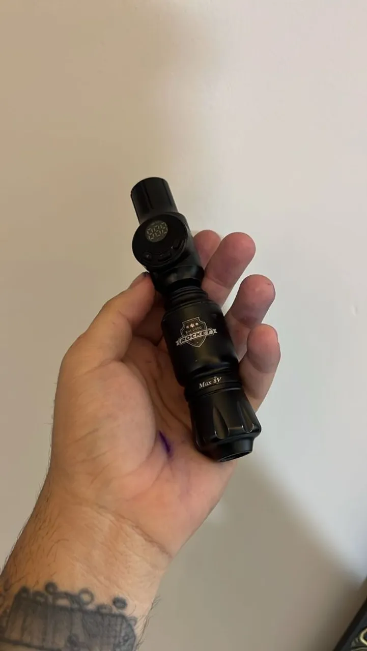 Máquina de tatuagem rotativa Rocket com fonte sem fio inclusa