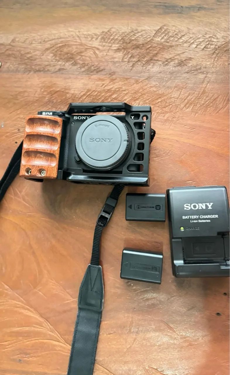 TROCO POR MAC BOOK    Sony A6400  (só corpo) com 13mil click