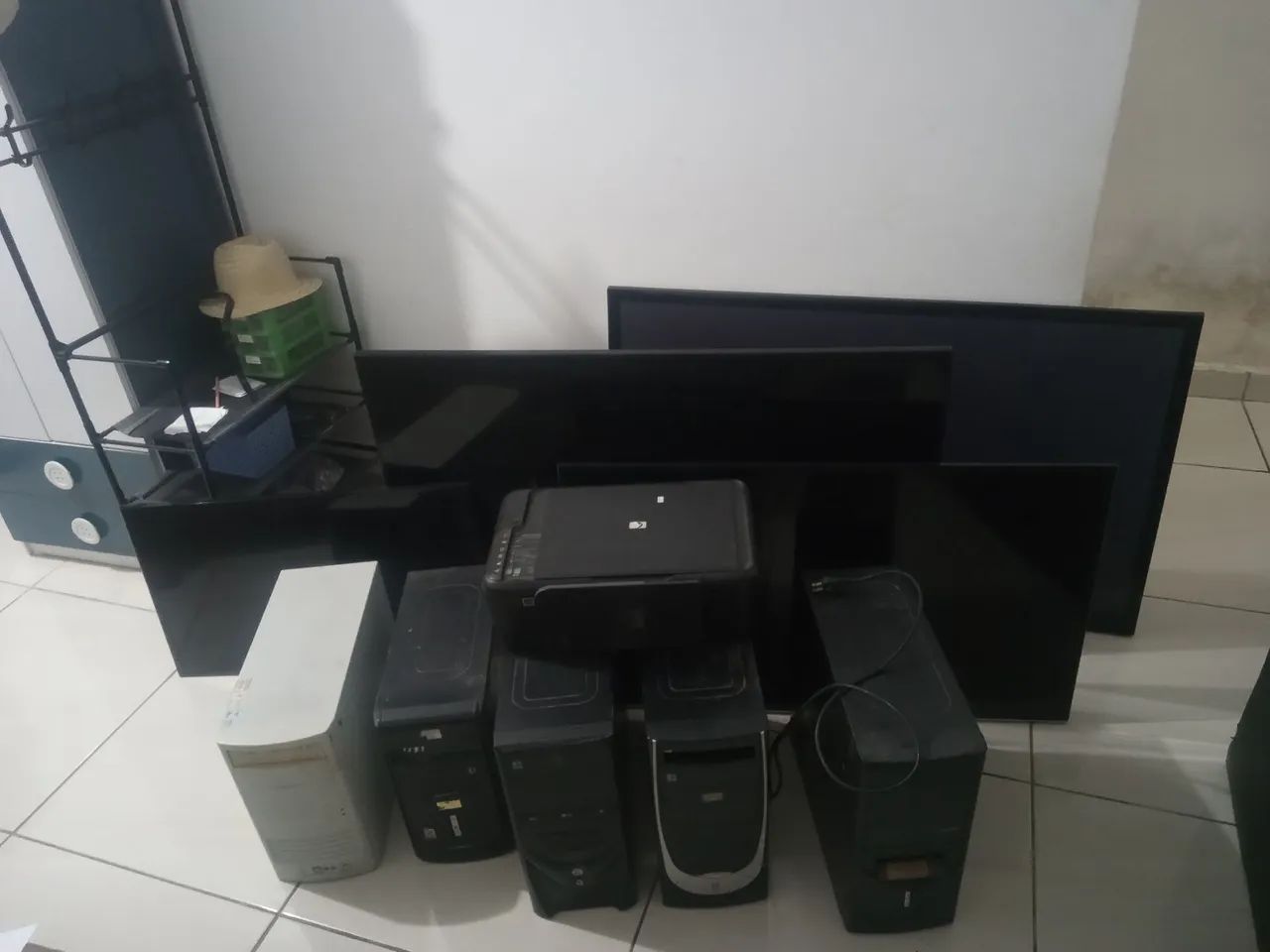 Kit com 4 tvs com a tela ruim + 5 CPUs três funciona + uma impressora. - Foto 5