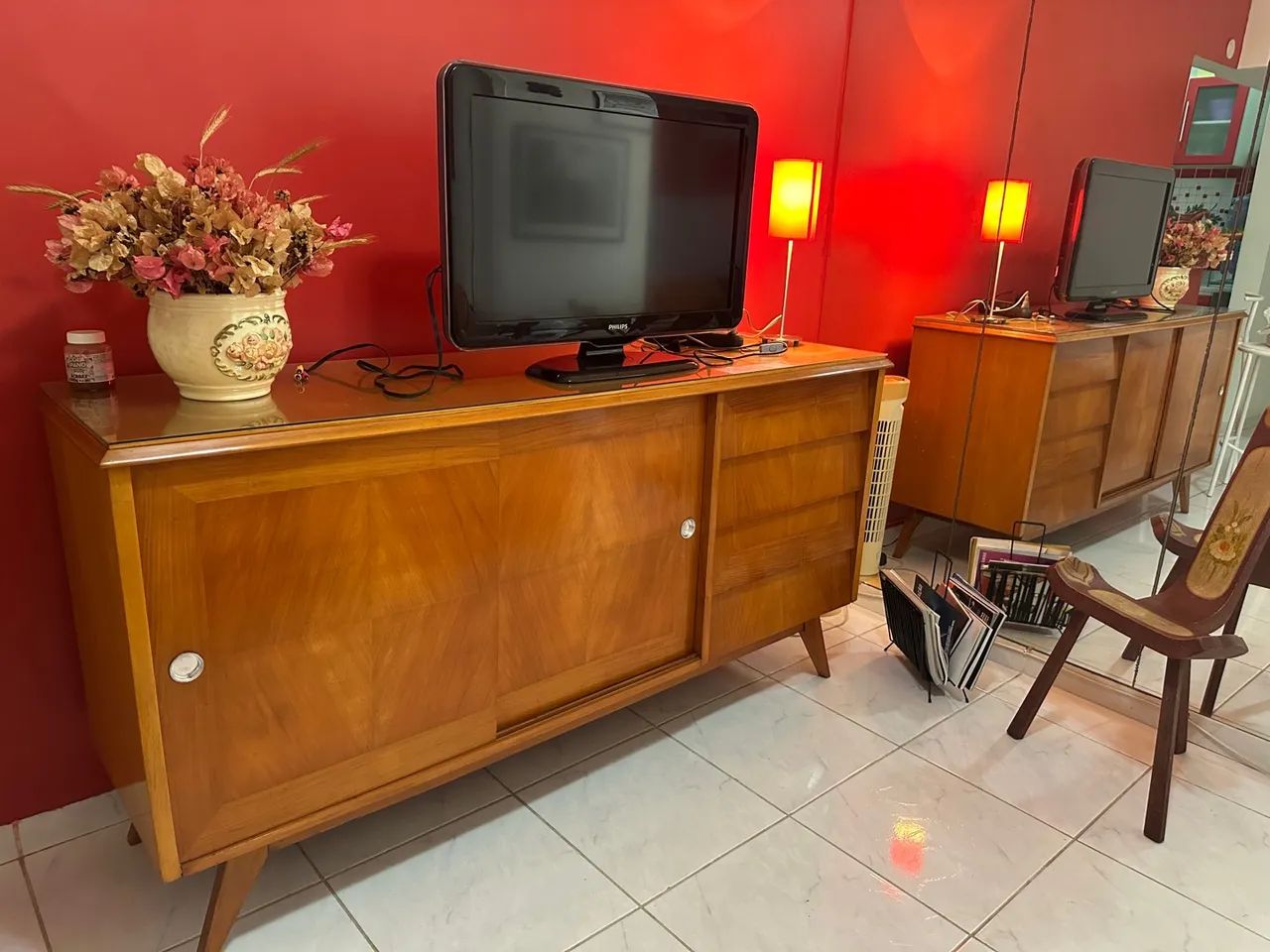 Buffet de madeira anos 50/60 com portas deslizantes