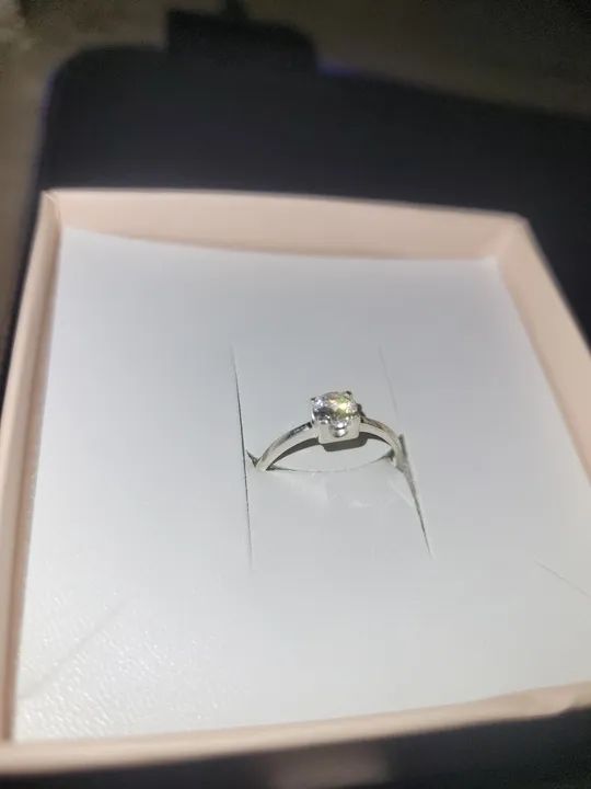 Anel Solitário com Pedra Brilhante