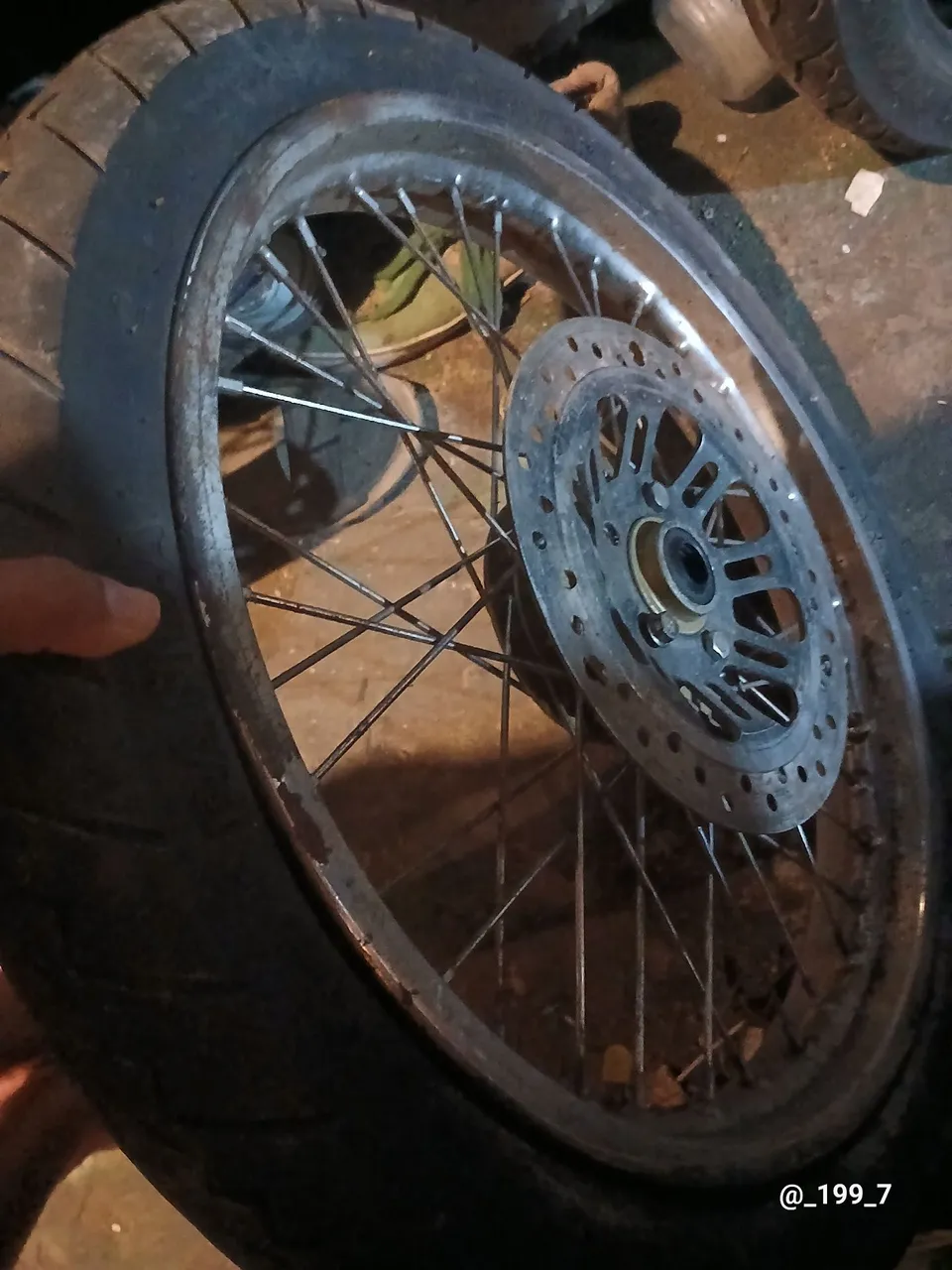 Roda de moto com pneu e disco de freio