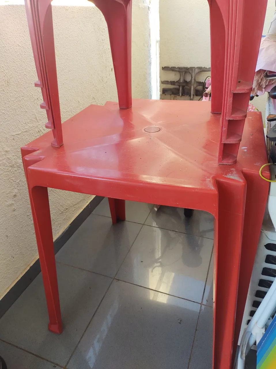 Cadeira de plástico vermelha