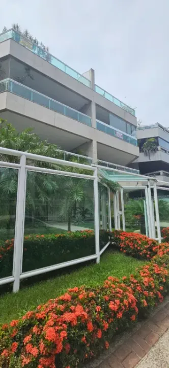 Viva o melhor do Recreio dos Bandeirantes, neste impecável apartamento lâmina de 194 m²!