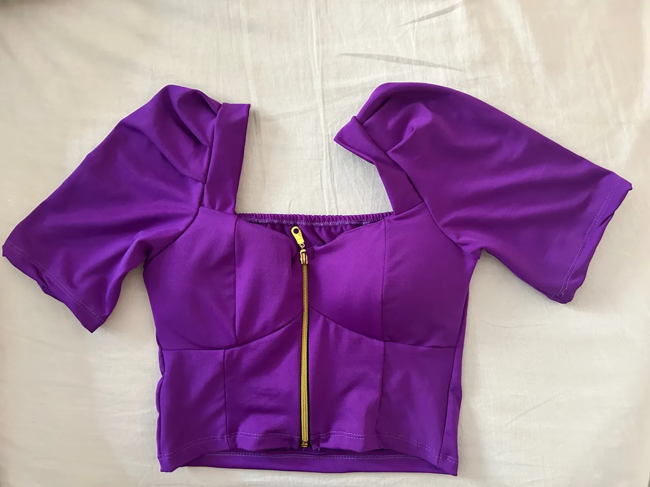 Blusa roxa com zíper e manga diferenciada