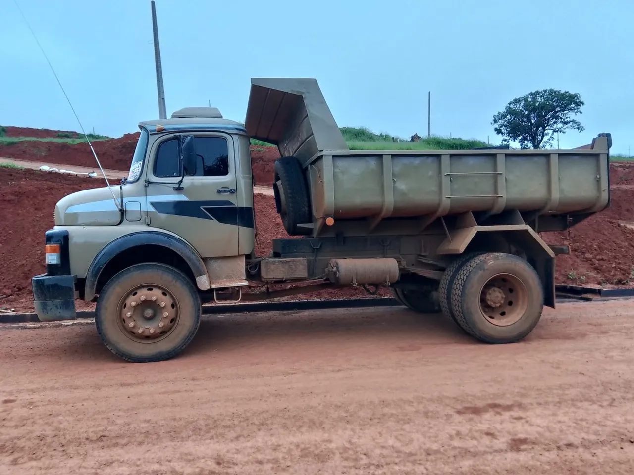 Caminhão Caçamba Mercedes-Benz