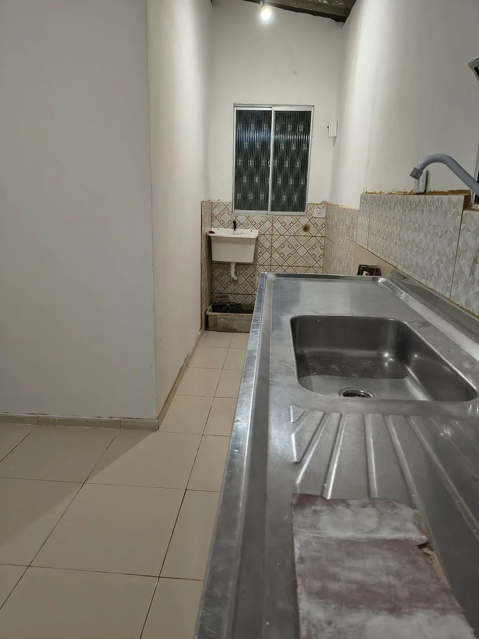 ALUGA SE CASA NASCENTE PRÓXIMO A FEIRA DE RIO DOCE 01 ETAPA CELL= * - Foto 5