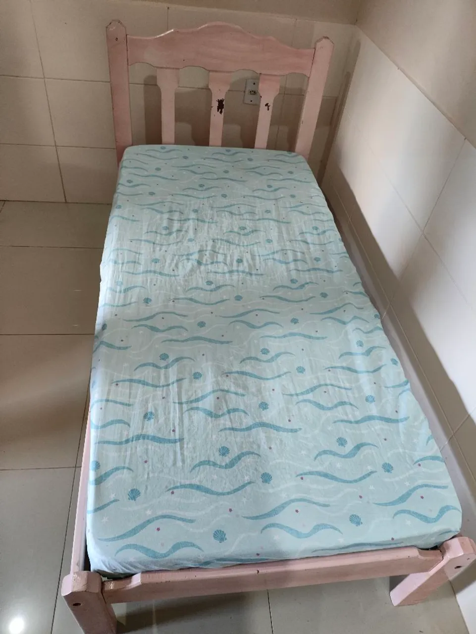 Cama infantil de madeira rosa, acompanhando colchão novo.