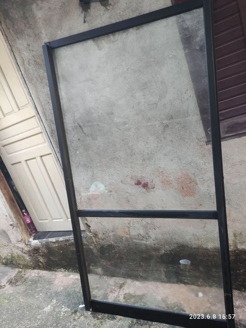 Porta de vidro com moldura preta