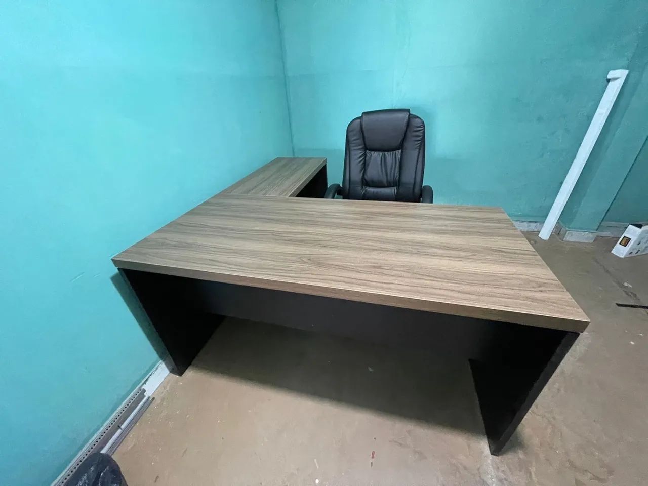 Mesa com CADEIRA de Escritório em L com Tampo Amadeirado - Foto 4