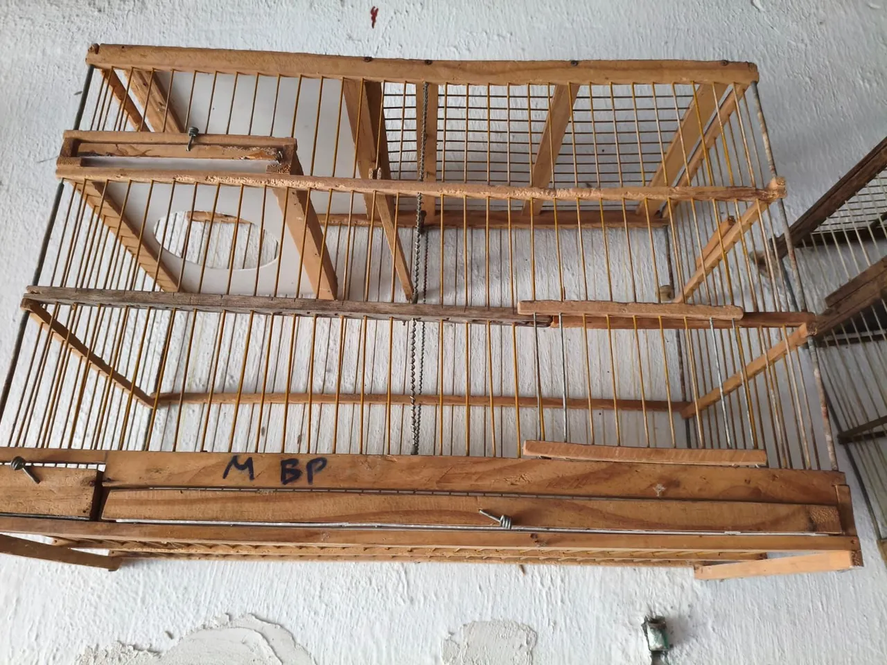 Gaiola artesanal para pássaros