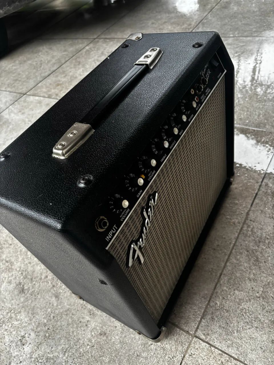 Cubo fender frontman 25r com reverb e distorção  - Foto 3