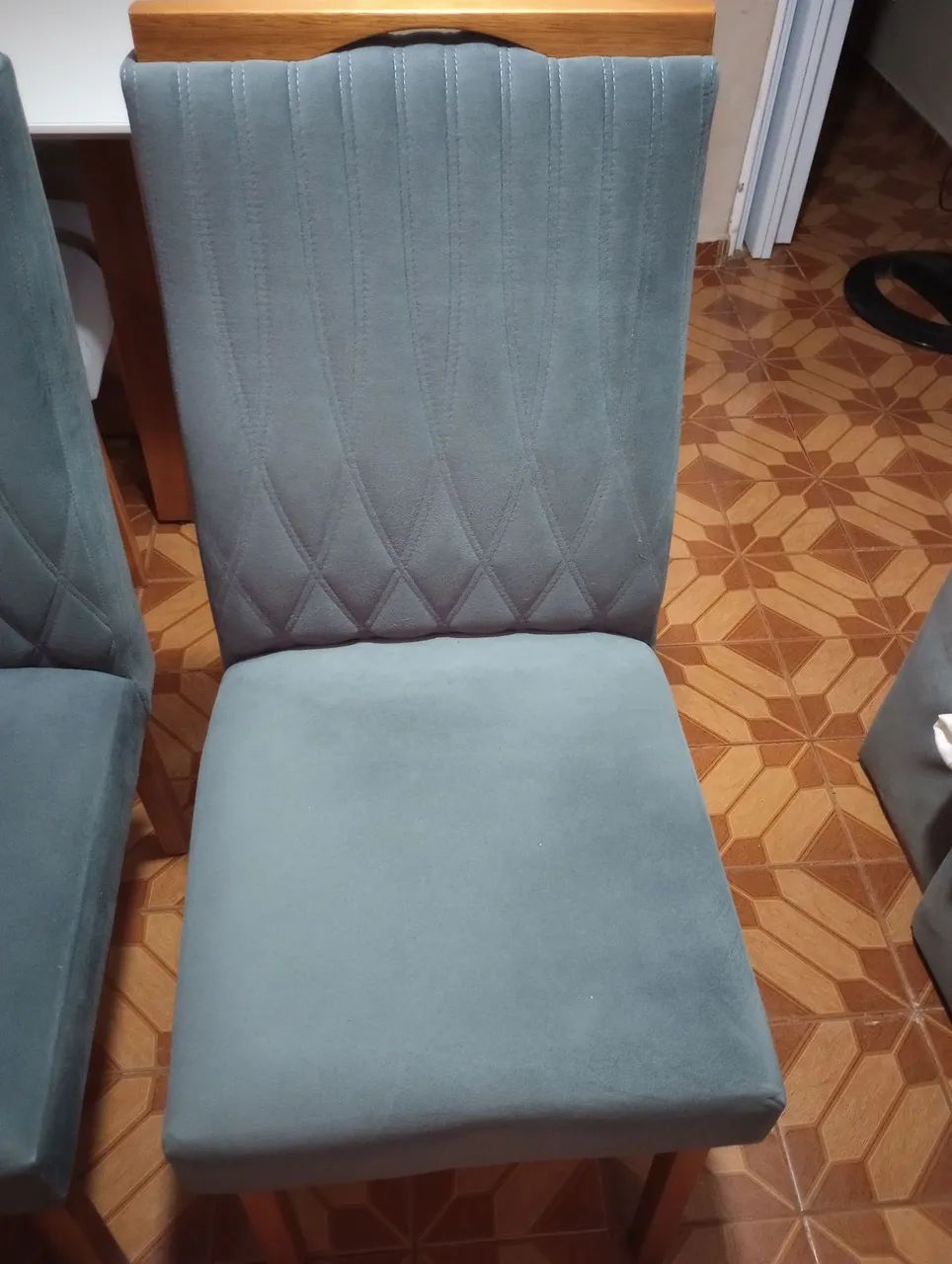 Vendo mesa 1,20cm com 4 cadeiras  - Foto 3