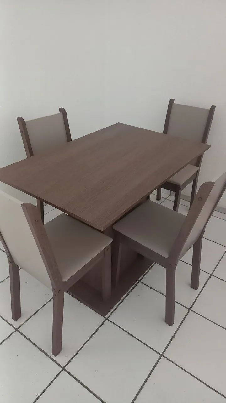 Mesa de jantar 4 cadeiras semi nova