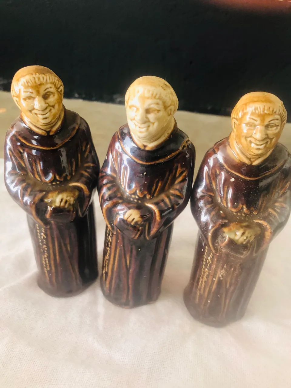  frade franciscano em porcelana esmaltada marrom - Foto 4