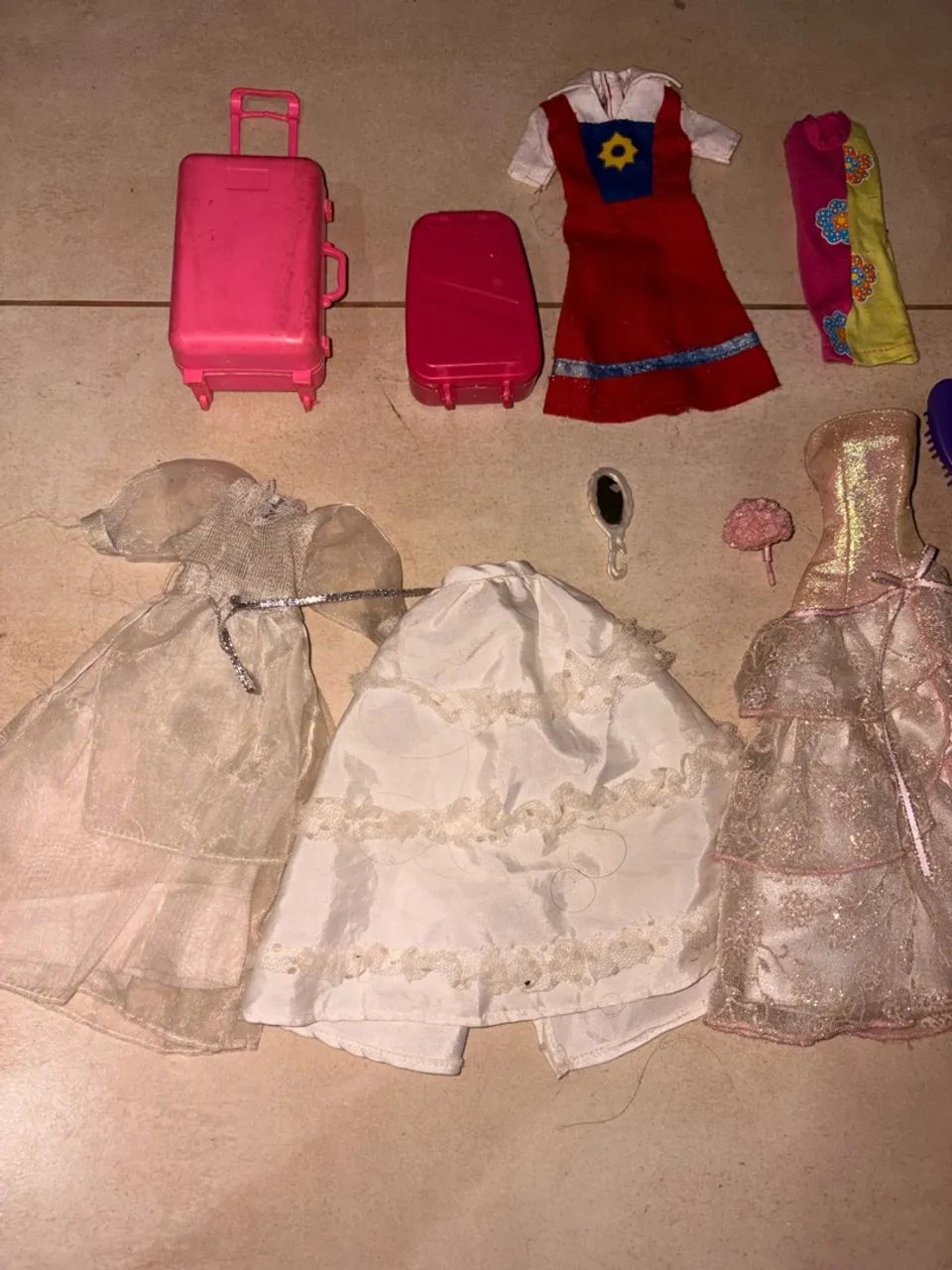 Lote de roupas, sapatos e acessórios da Barbie vintage - Foto 2