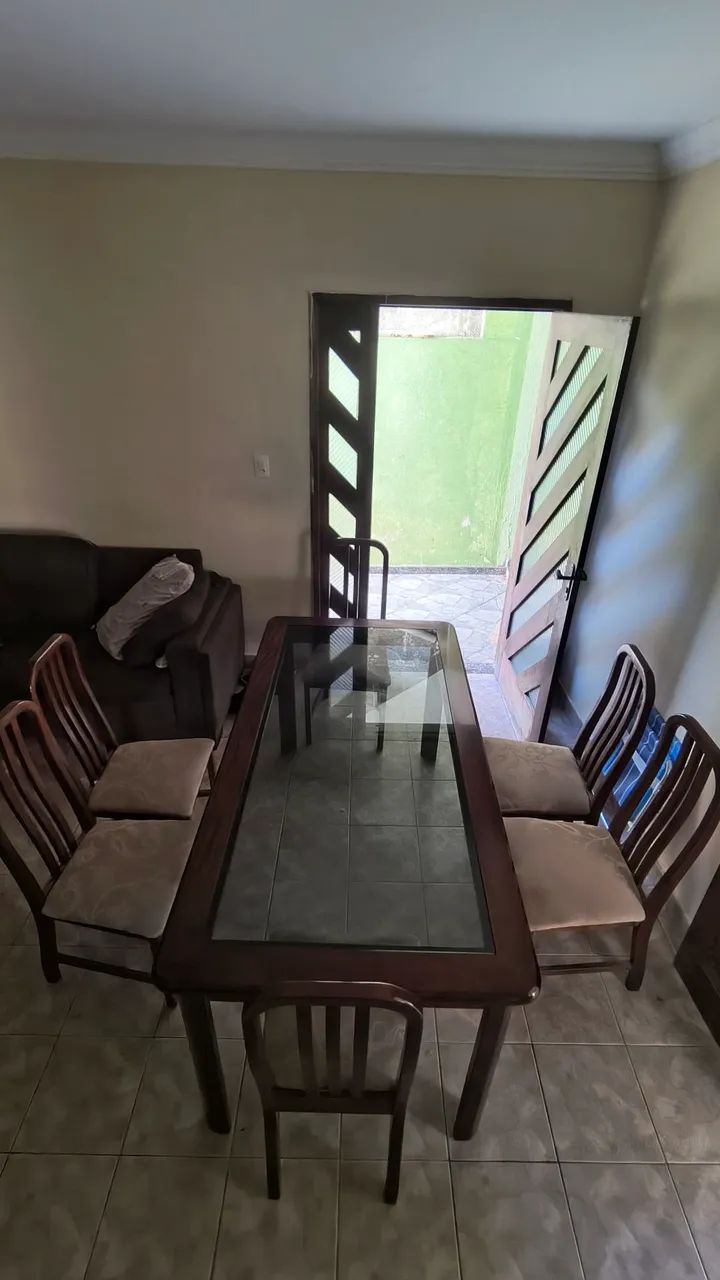Mesa de madeira com tampo de vidro e 6 cadeiras  - Foto 2