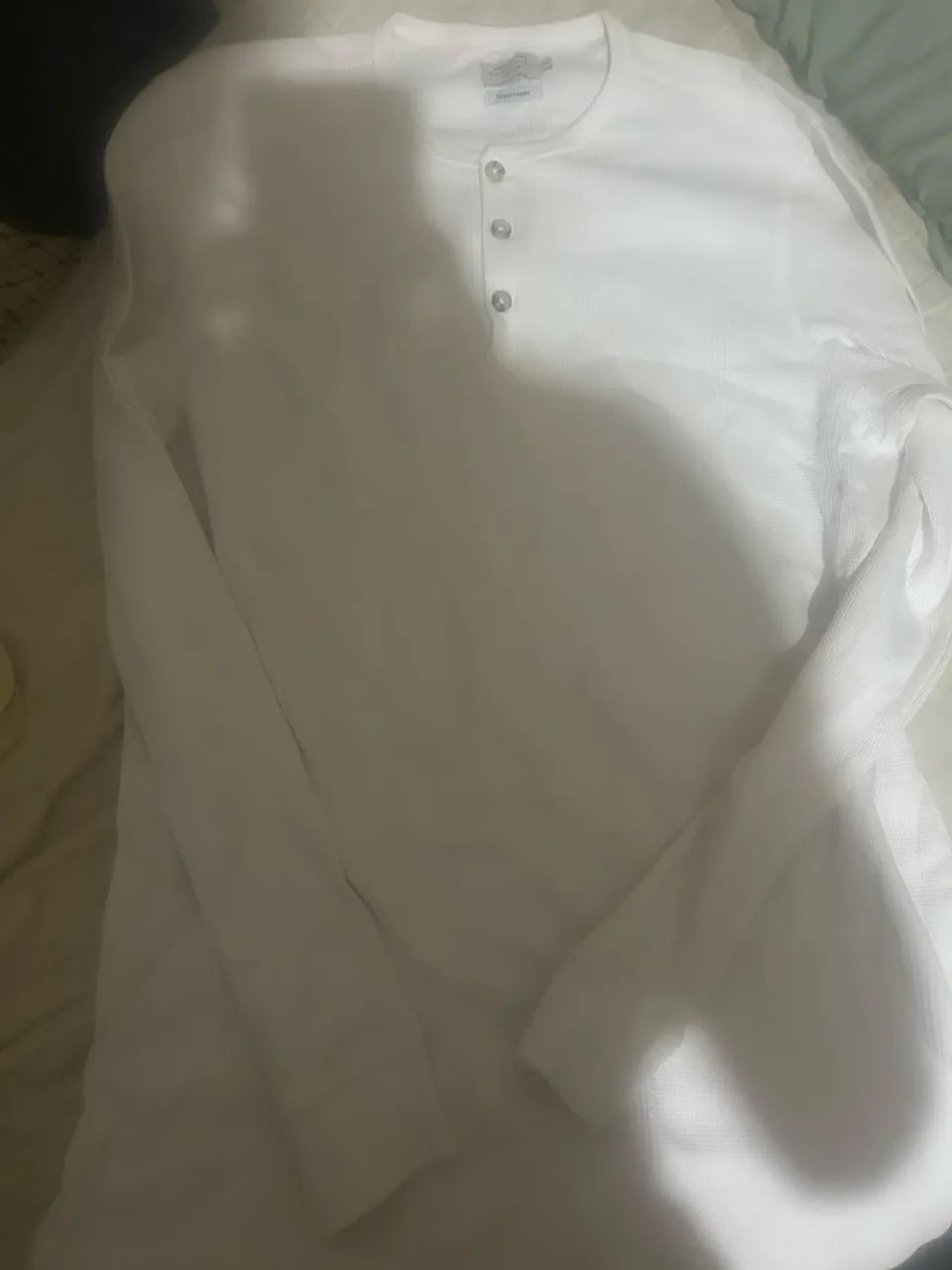 camiseta henley manga longa, branca. Nova. - Foto 6