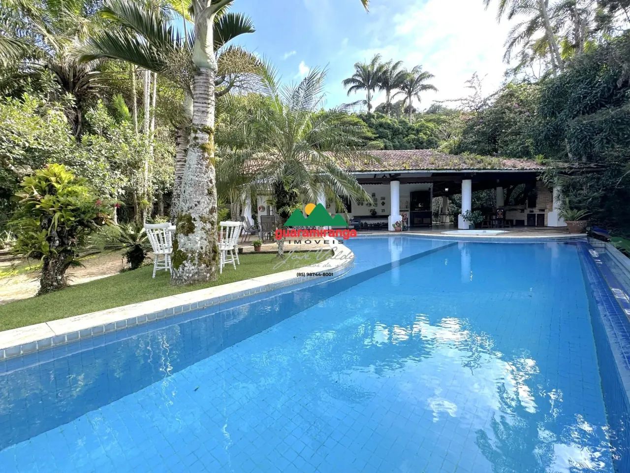 Casa colonial de 297 m², com 5 quartos, piscina, hidro, churrasqueira e lago em
