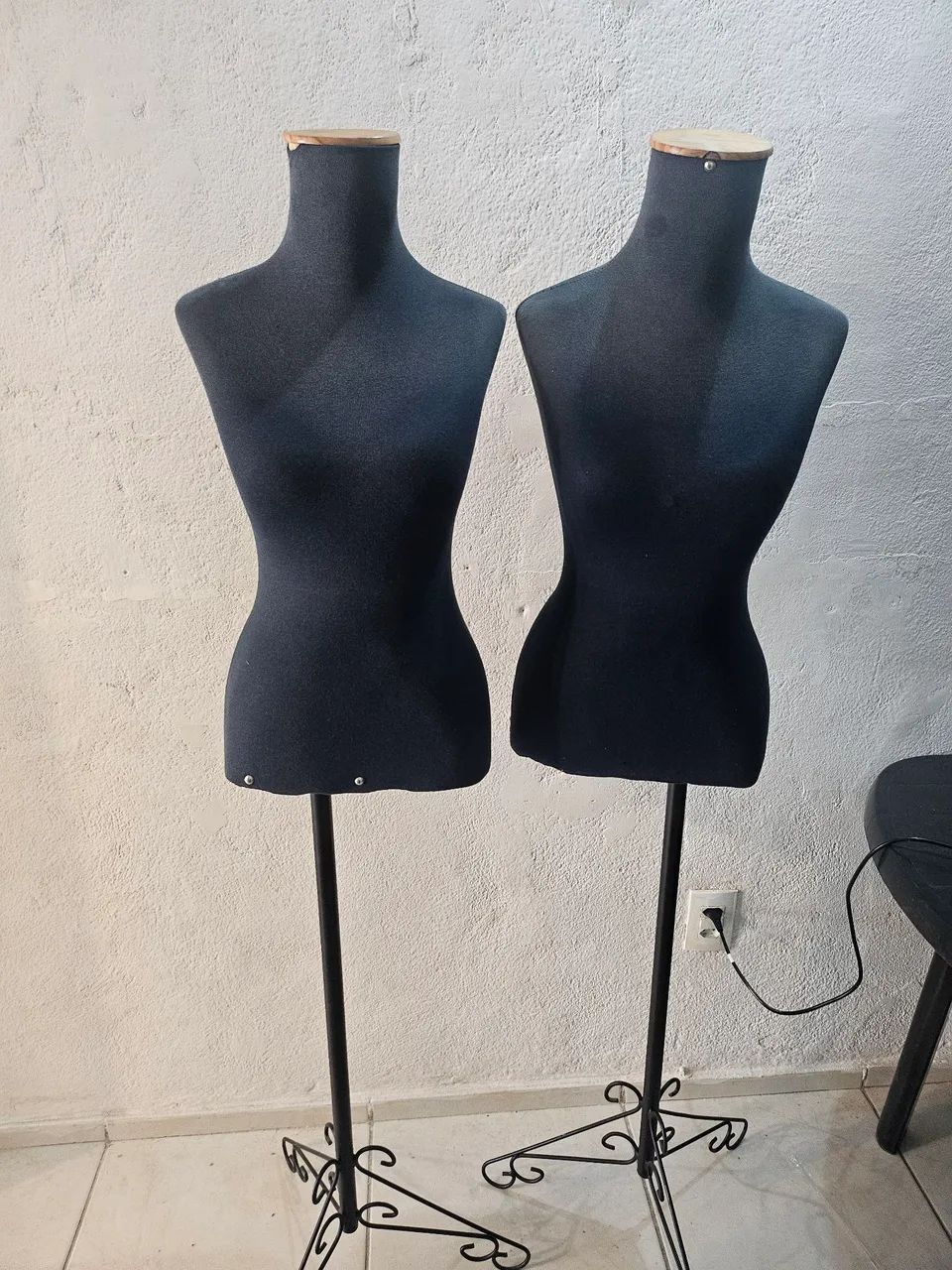 Manequim Feminino Acinturado com Base de Ferro - Excelente Estado