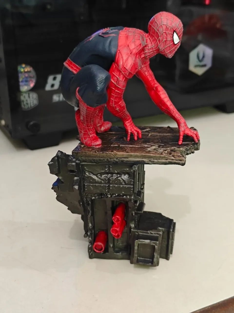 Estátua Homem aranha 17cm - nova com caixa - Foto 3