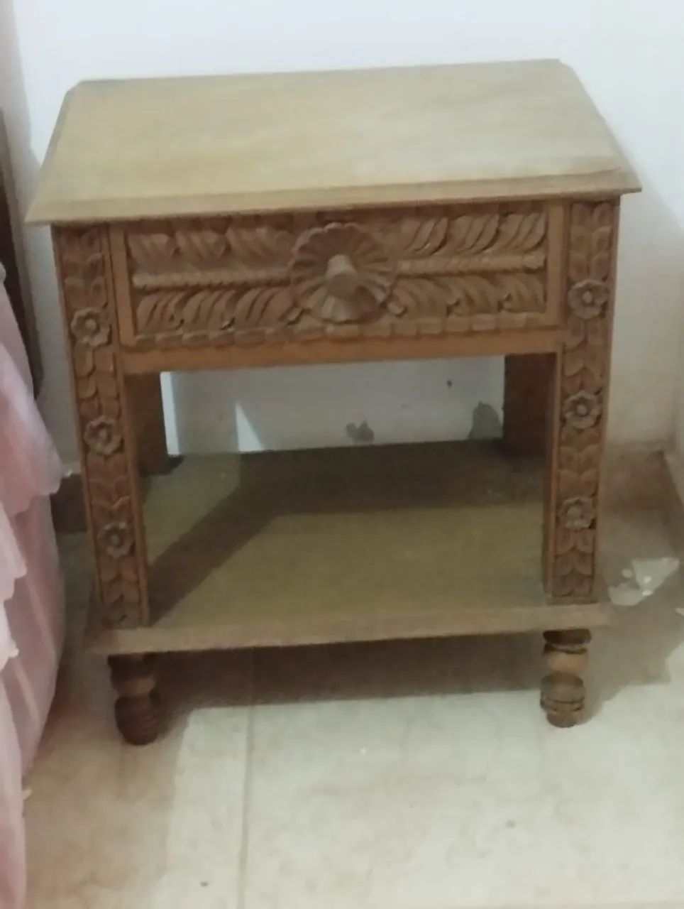 Mesa de cabeceira antiga