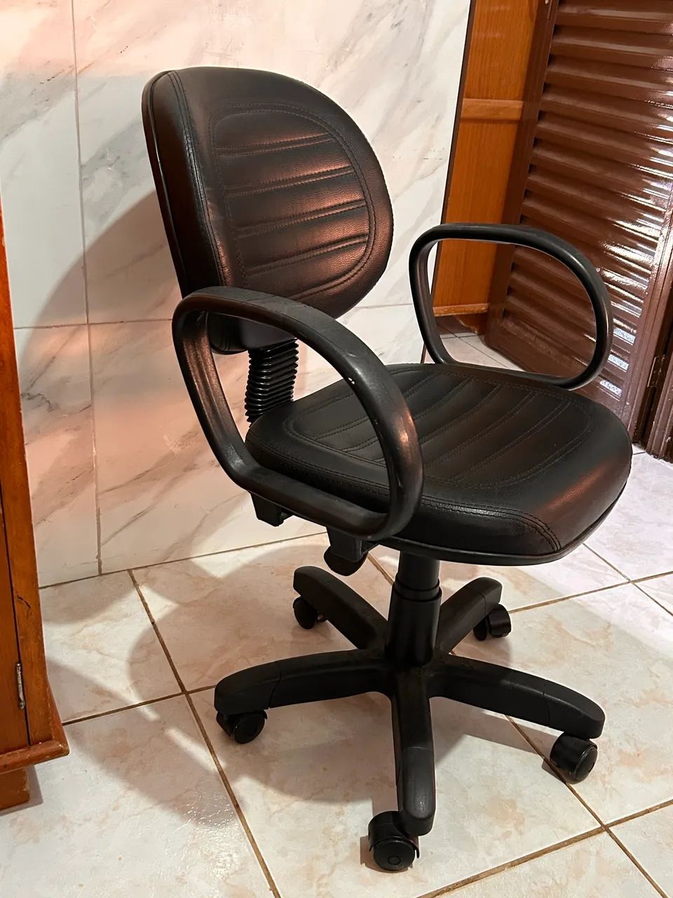 Cadeira giratória de escritório semi nova - Foto 4