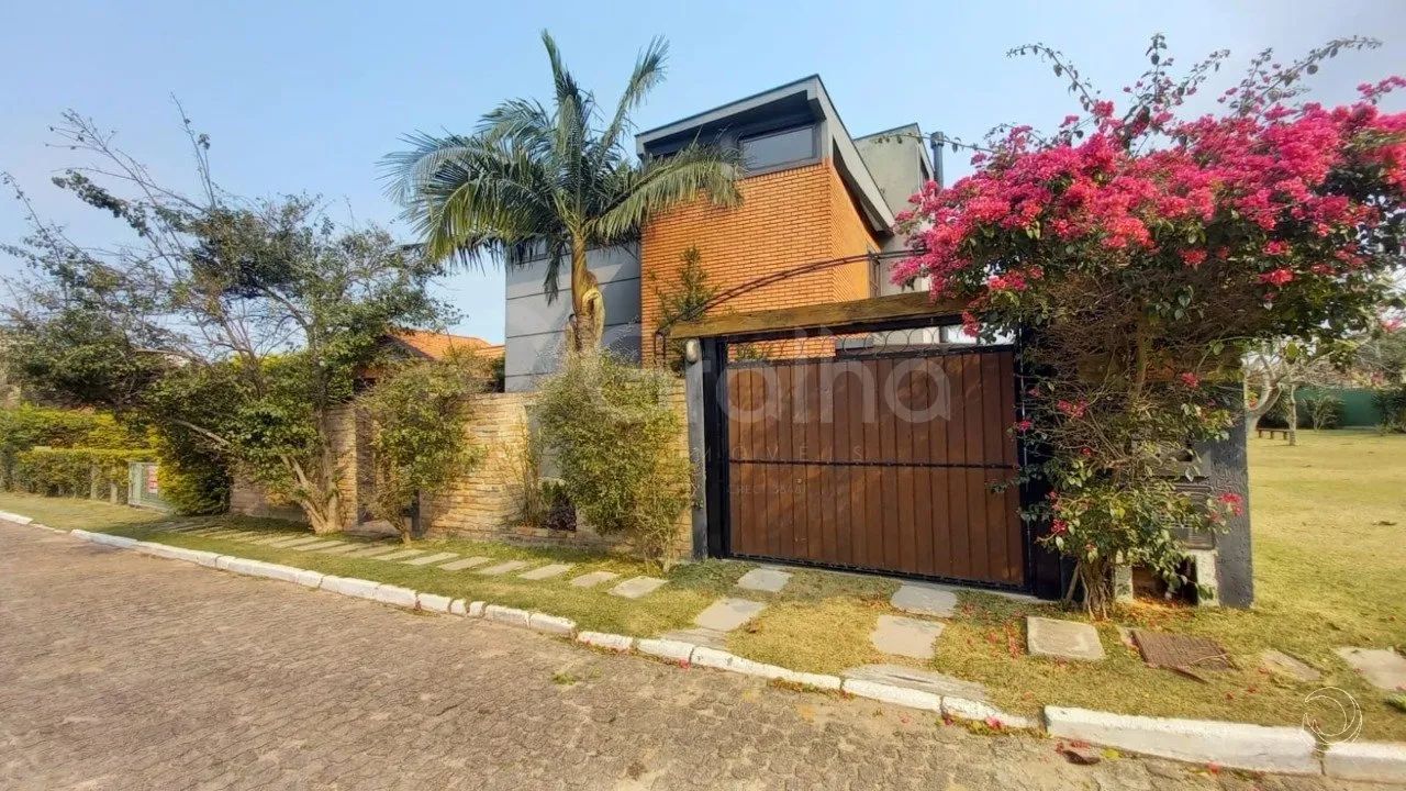 Casa de240m² com 3 Suítes no Morro das Pedras