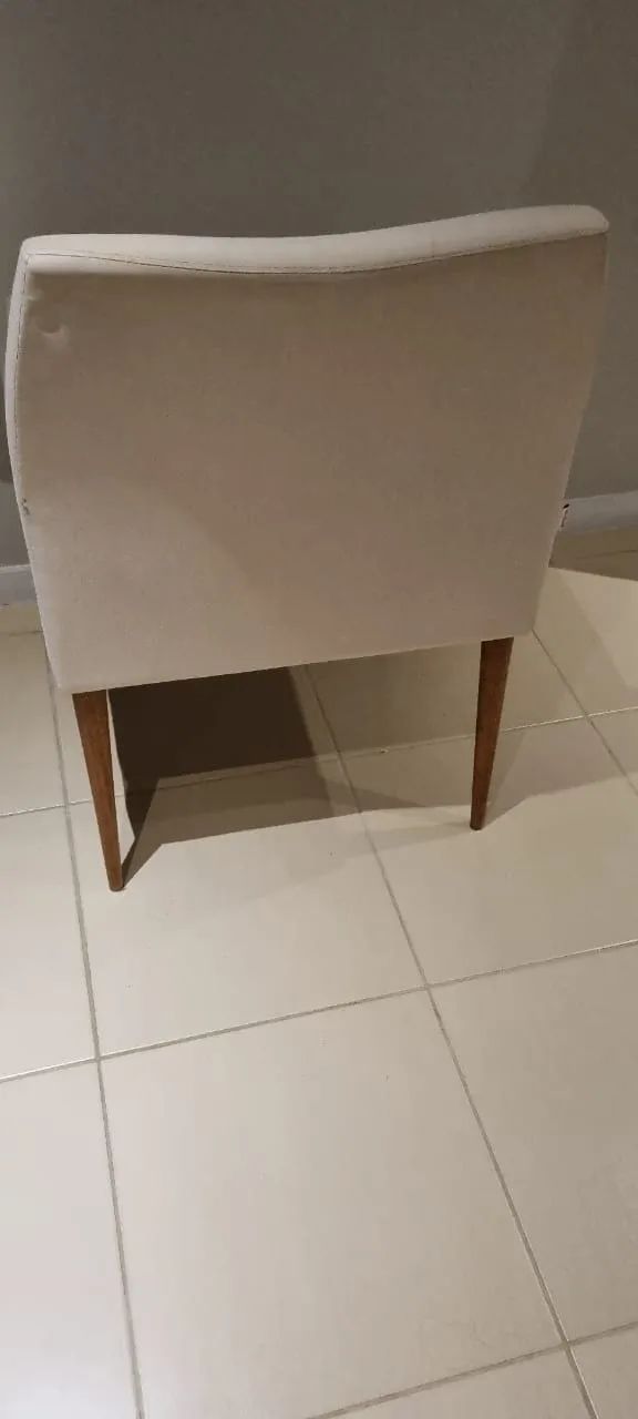 Poltrona decorativa pés em madeira. - Foto 3