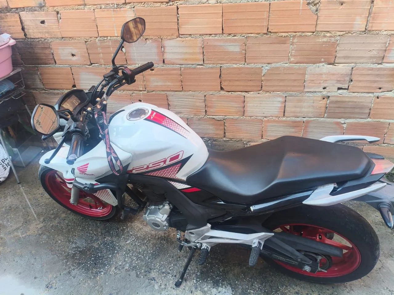 Moto CB Twitter 250