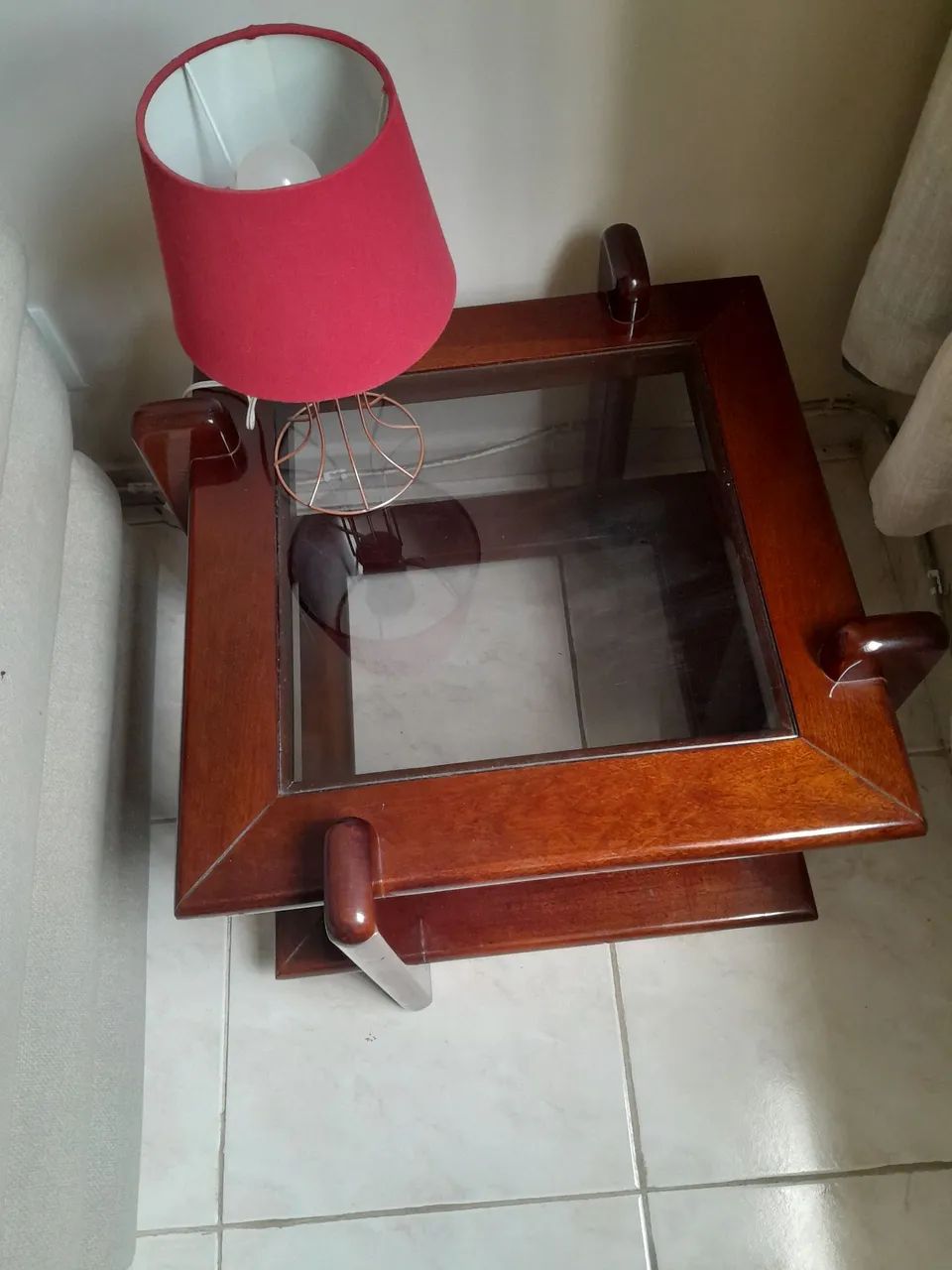 Vendo mesa de canto em madeira, design moderno - Foto 2