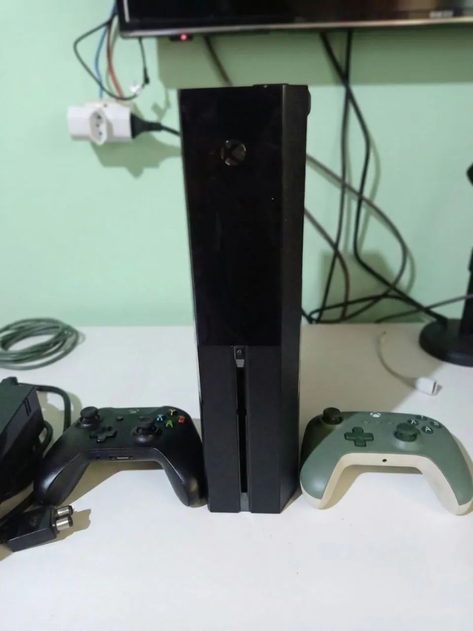 Vendo Xbox one fat com dois controles - Foto 2
