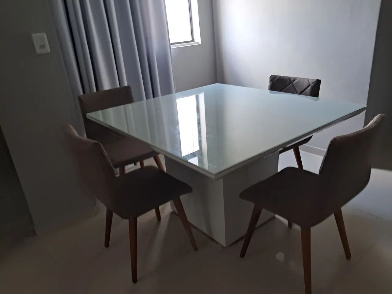 Mesa de jantar perto estado  - Foto 2