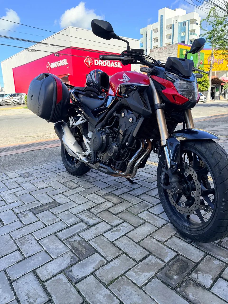 CB 500 F com acessórios e 1 capacetes 