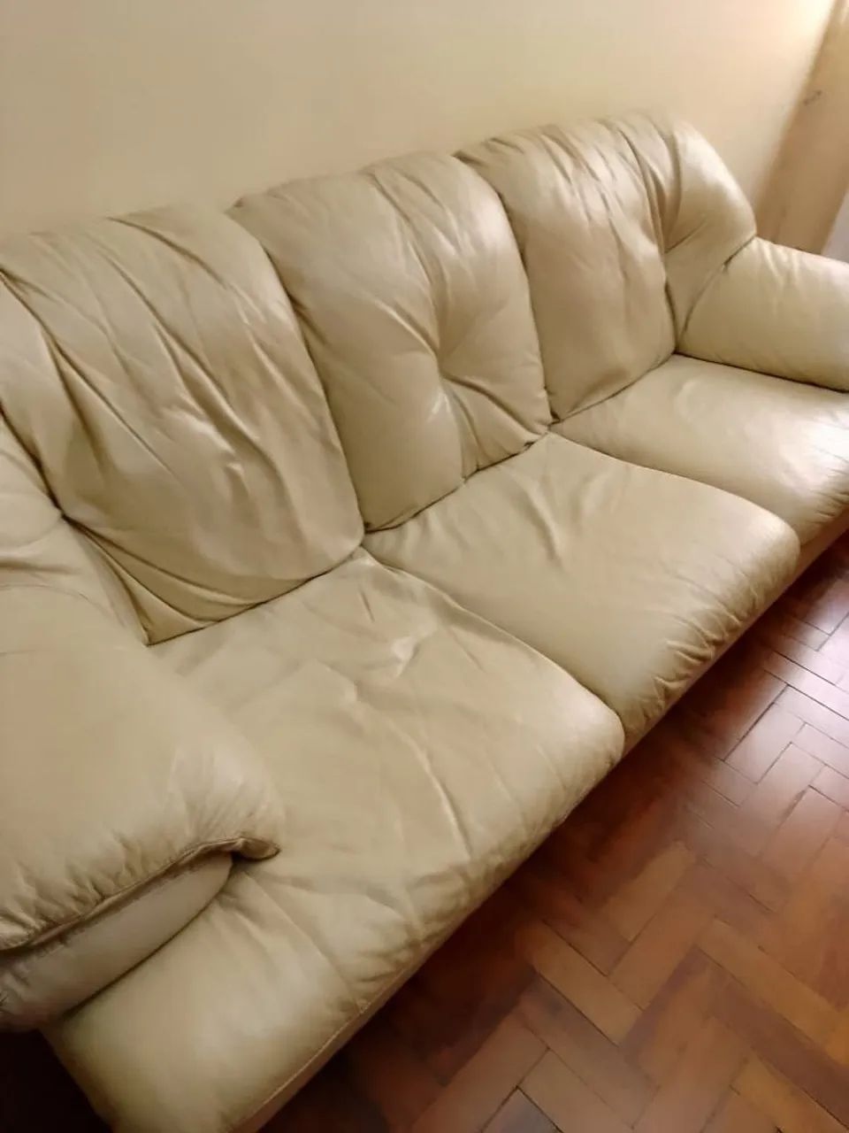 CONJUNTO DE SOFÁS COURO LEGÍTIMO DE 2 E 3 LUGARES NA COR BEGE( MANTEIGA ) - Foto 2