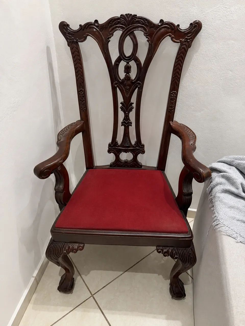 Cadeira antiga em madeira maciça entalhada - estilo clássico
