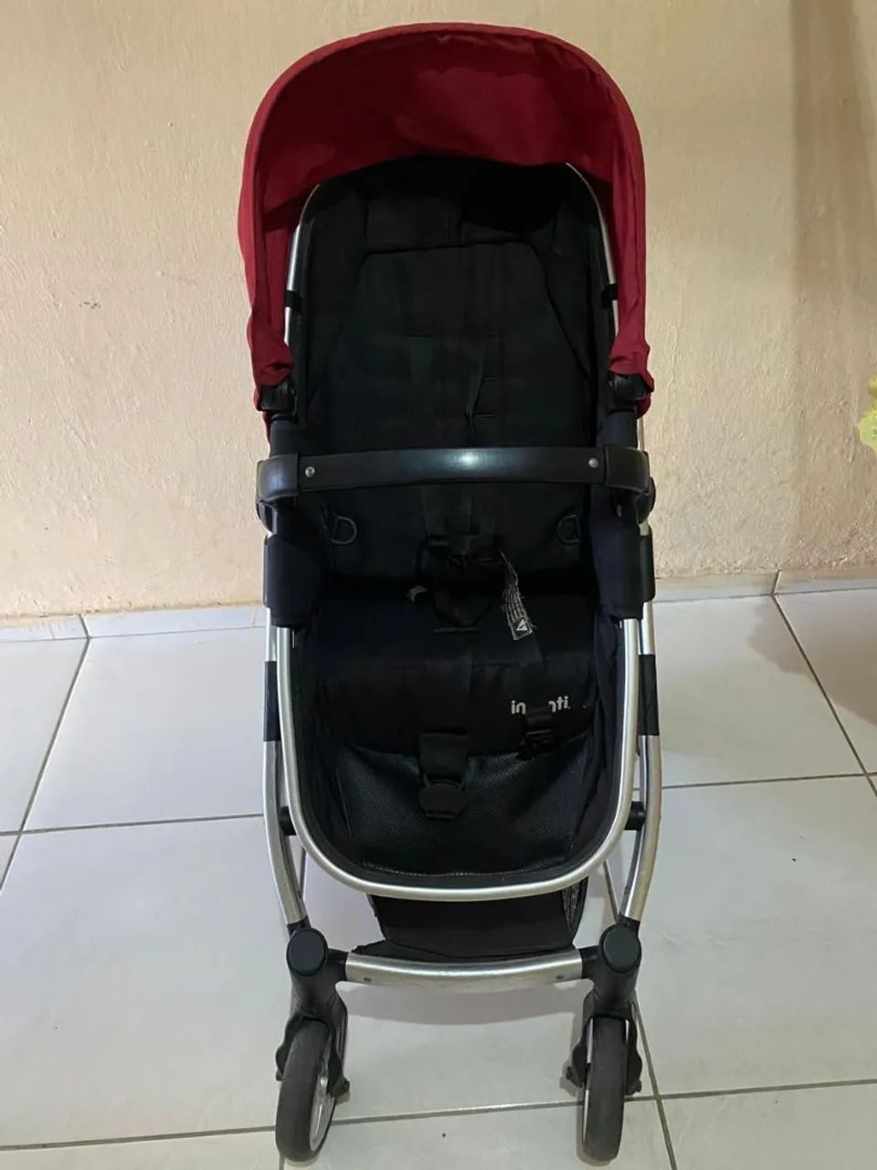 Carrinho de bebê seminovo 