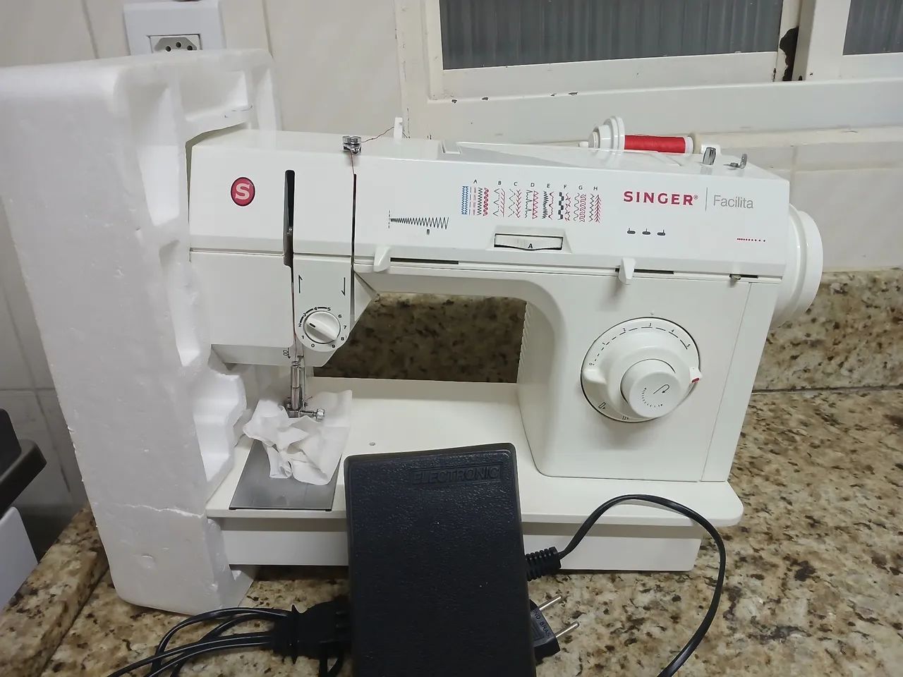 FOR SALE: SINGER FACILITA SEWING MACHINE