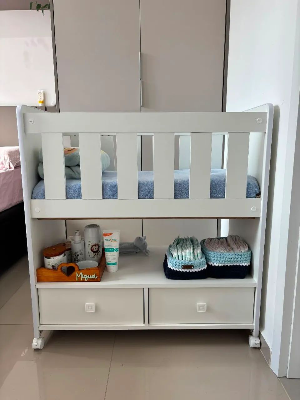 Mini Berço Infantil Moisés Com Rodas E 02 Gavetas Branco  - Foto 2