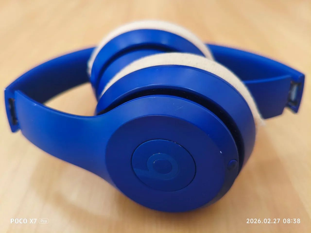Fones de ouvido sem fio Beats Solo 3, com Bluetooth, na cor azul.